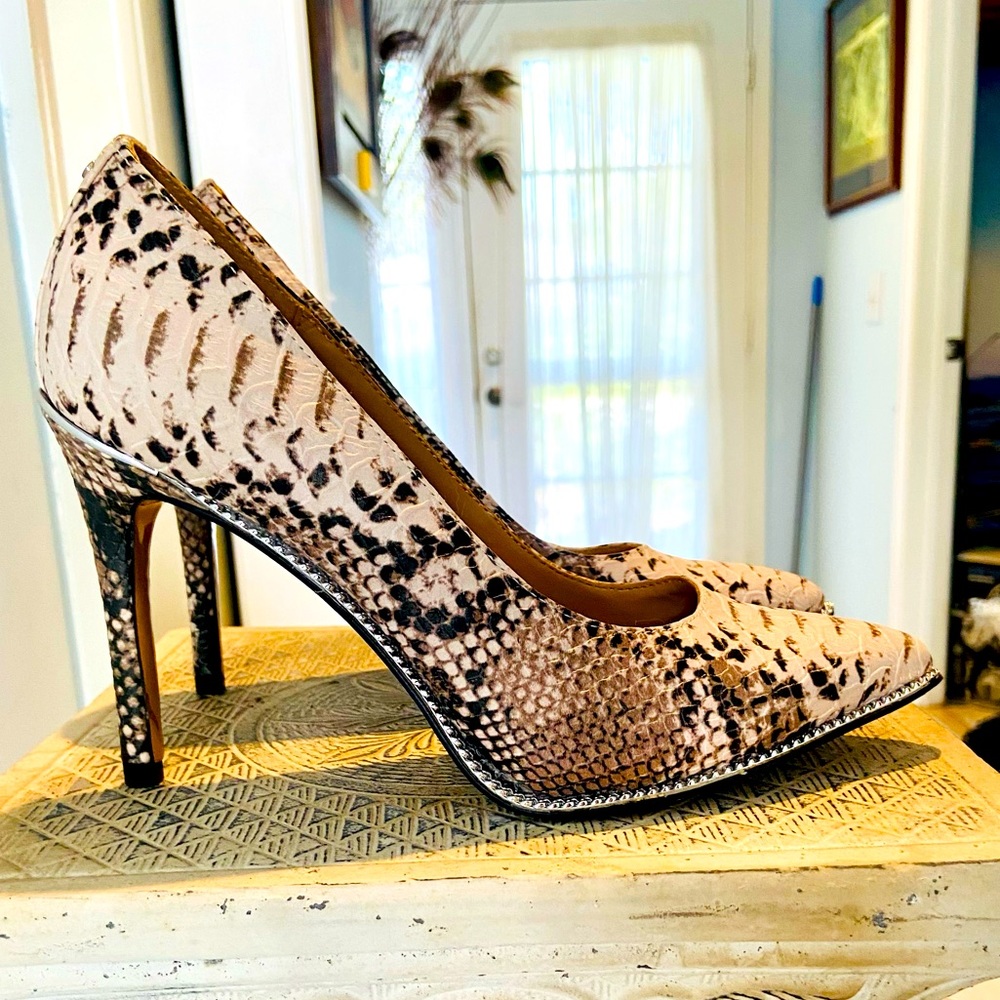 BCBG Genaration Faux Leather Nude Snakeskin Pattern Pump. Size 6
